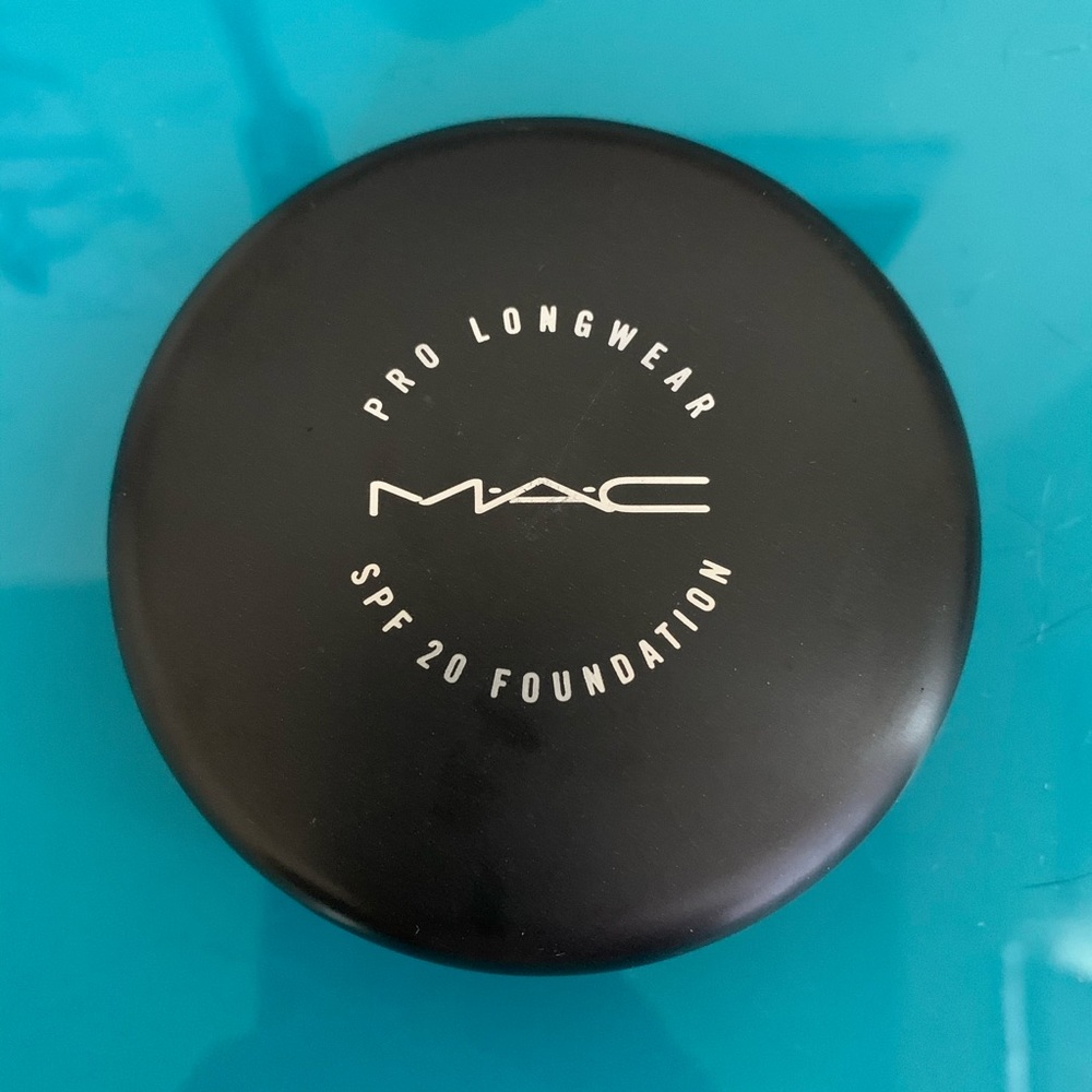 MAC Pro Longwear SPF20 Compact Foundation NC50